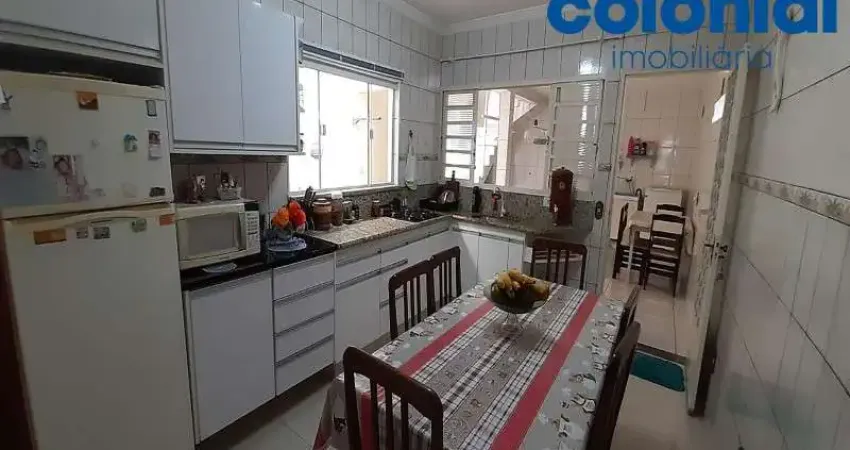 SOBRADO COM 2 QUARTOS, SENDO 1 SUÍTE COM HIDRO E TERRAÇO COM CHURRASQUEIRA