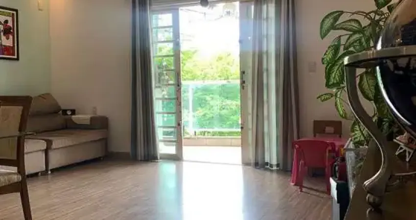 SOBRADO COM 2 QUARTOS, 2 VAGAS COBERTAS E EDÍCULA. VILA HORTOLÂNDIA.