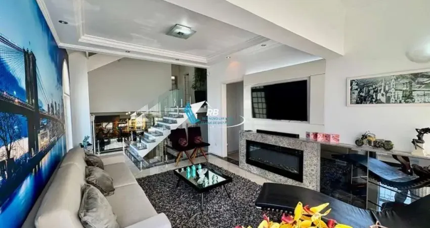 Casa cinematográfica com pé-direito duplo, piscina e espaço gourmet integrado!