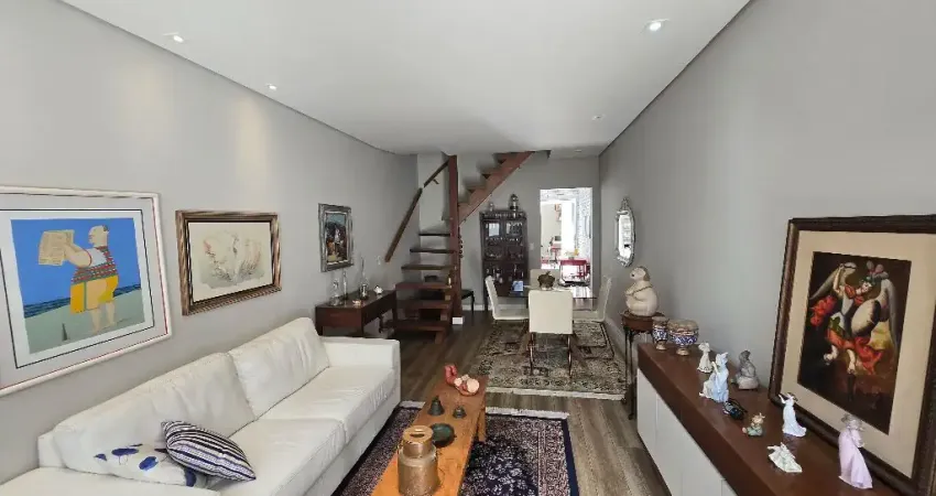 Casa de vila ensolarada, totalmente reformada com materiais nobres