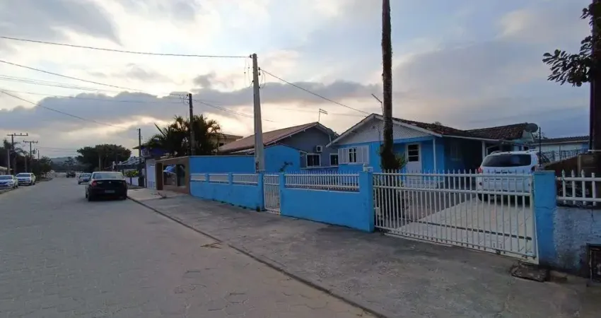 Casa com 3 quartos à venda na Rua Volnei Alfredo Porto, 001, Araçatuba, Imbituba