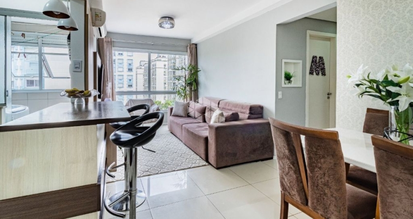 Apartamento 3 dormitórios com vista , sala de estar com sacada integrada, cozinha americana, área de serviço, banheiro social, suíte casal , quartos solteiros e 1 vaga de garagem. Empreendimento com p