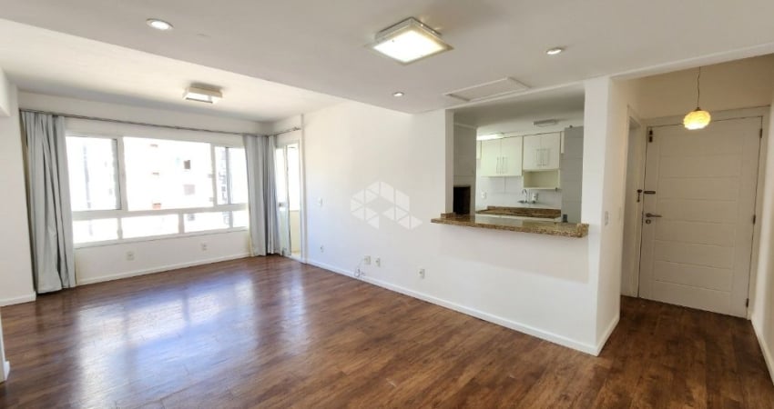 Apartamento desocupado com 96m²,  3 dormitórios e com 2 vagas no Bairro Tristeza.