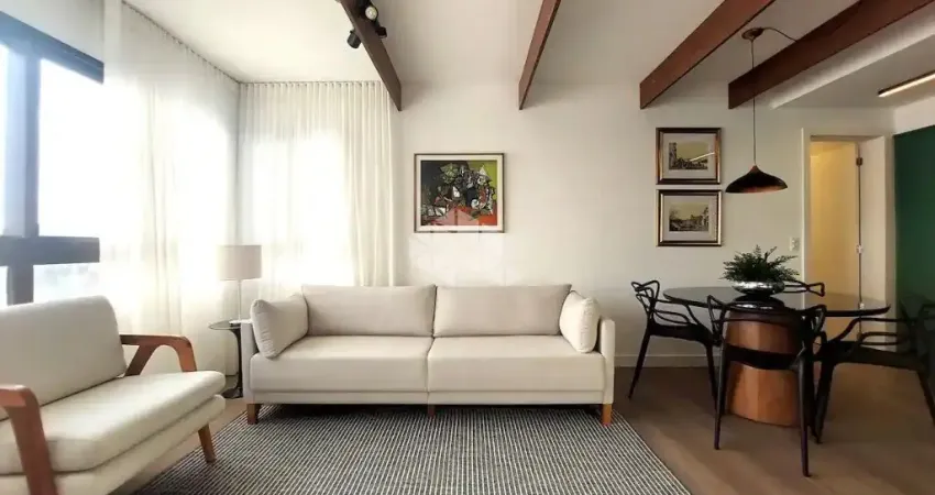Apartamento 2 suítes, mobiliado, com duas vagas, no bairro Menino Deus.