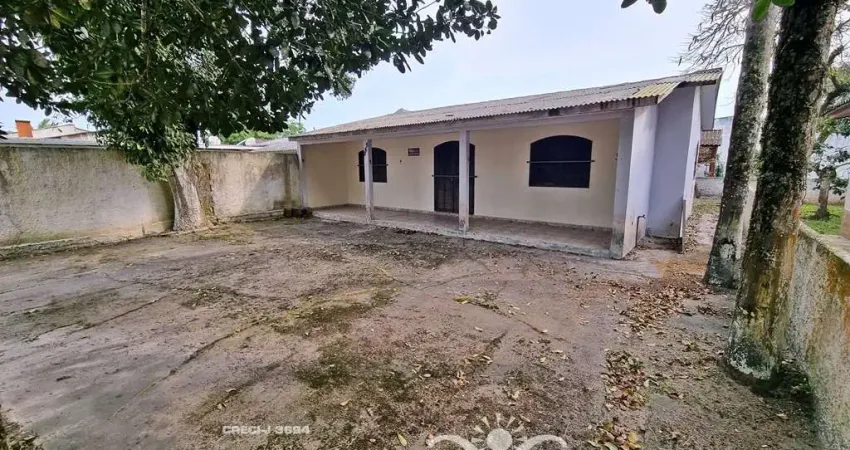 Casa Térrea em Rua Asfaltada, Próxima a Serviços Essenciais - Balneário Shangri-lá, Pontal do Paraná