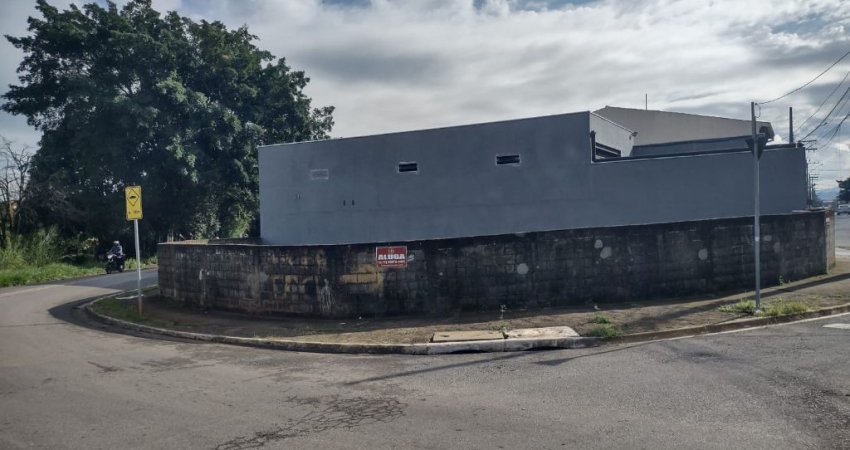 Ótimo terreno com frente para 3 ruas para locação em Atibaia