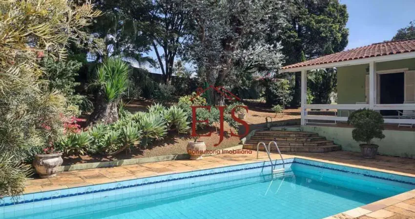 Linda chácara com pomar, piscina e casa de caseiro a venda em Atibaia