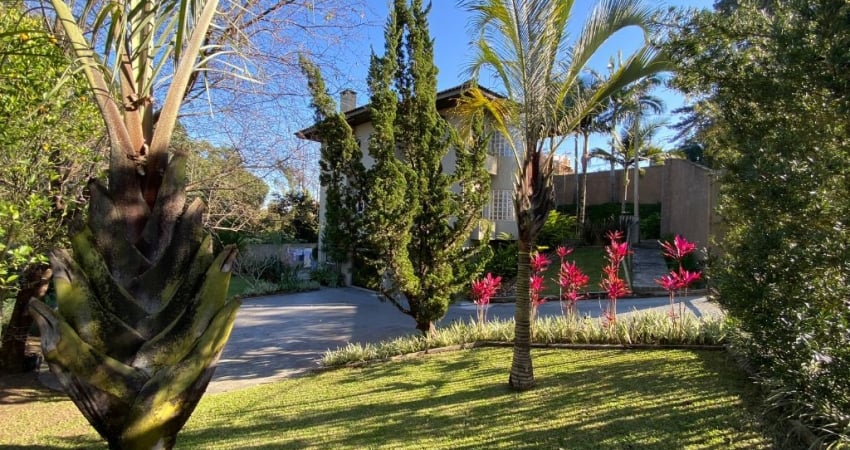 Linda casa com 4 suítes no Campo Comprido. próxima de mercados, colégios, parques, farmácias, rua da Cidadania entre outras.