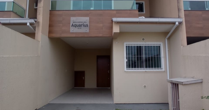Sobrado no Lot. Nova Palhoça, 2 quartos com suíte.