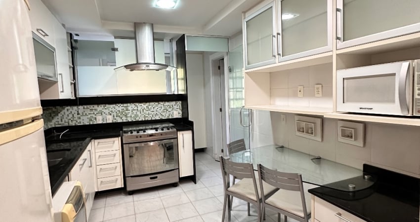 Belíssima cobertura com 4 quartos, bem pertinho do coração de Itaipava