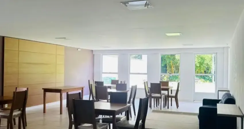 Lindo apartamento com dois quartos, sendo uma suíte, ampla sala, cozinha americana, móveis planejados cozinha e banheiros. condomínio completo.