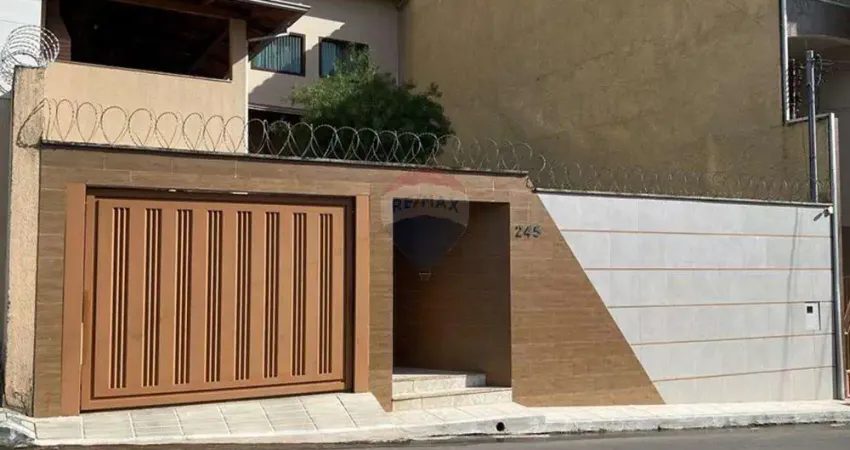 Casa de 4 dormitórios e 2 vagas,  com 294 m2 próximo a avenida no Bairro Alipinho em Coronel Fabriciano/MG.