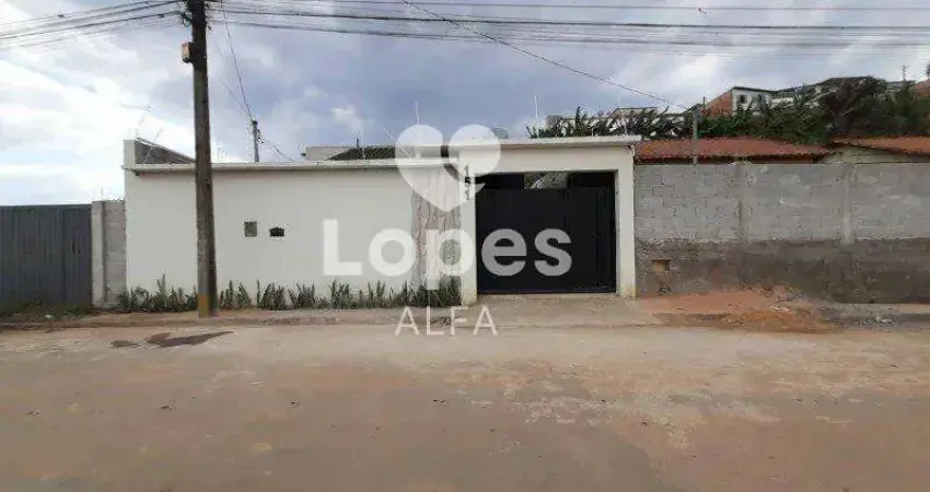 Moderna Casa com 2 Dormitórios, Alarme e Vaga para 2 Carros