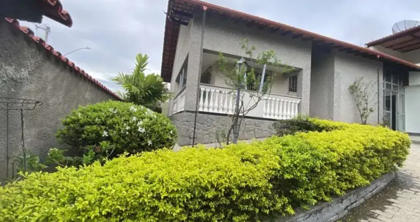 Espetacular Casa com 5 Dormitórios, Jardim Encantador e Pomar Privativo – Localização Privilegiada!