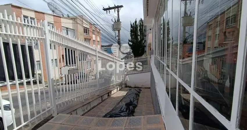 Casa com Excelente Localização no Centro de Barbacena. Ideal para Clínicas ou Residencial