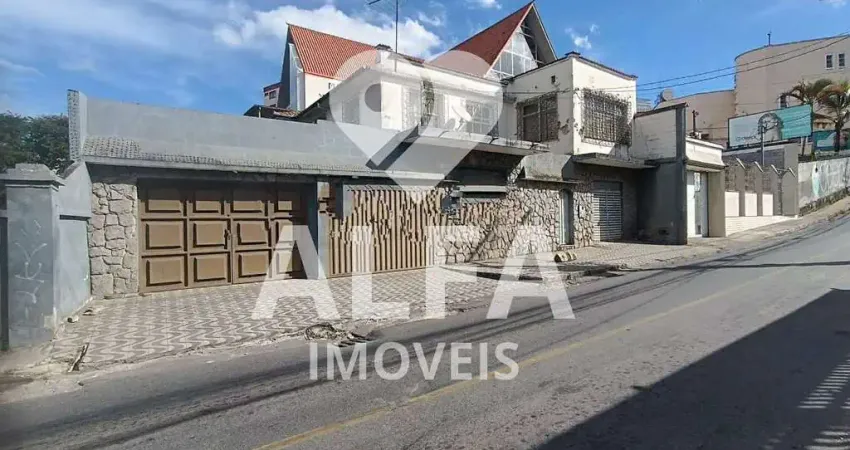 Casa ampla com 3 quartos, suíte com banheira e terraço no Centro – 2 vagas de garagem