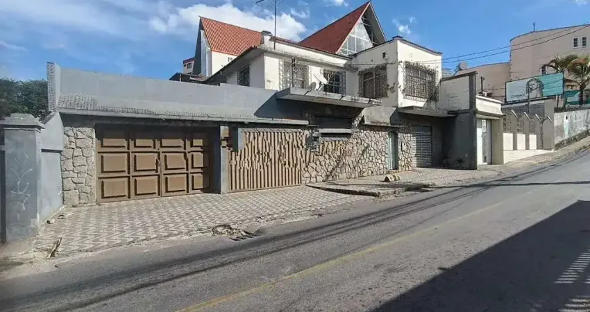 Casa ampla com 3 quartos, suíte com banheira e terraço no centro – 2 vagas de garagem