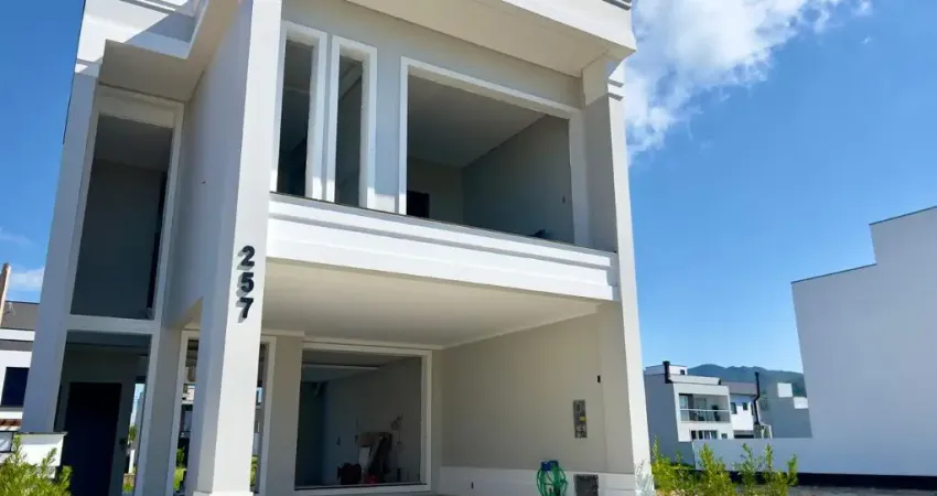 Belíssima casa com muito conforto e sofisticação em condomínio fechado