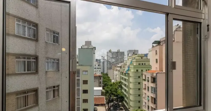 Apartamento de 32m² no Bairro Higienópolis, ao lado do Metrô, em andar alto, todo reformado, com 1 quarto e 1 vaga de garagem.