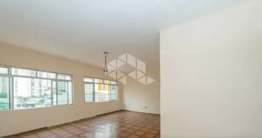 Sobrado no Chora Menino com 4 dormitórios e 1 vaga de garagem.