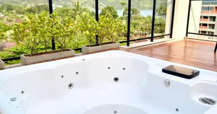 Cobertura espetacular com vista mar e jacuzzi na praia da enseada