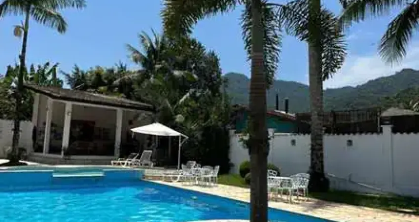 Belíssima casa em condomínio fechado com 6 dorms sendo 5 suítes com uma ilha na piscina