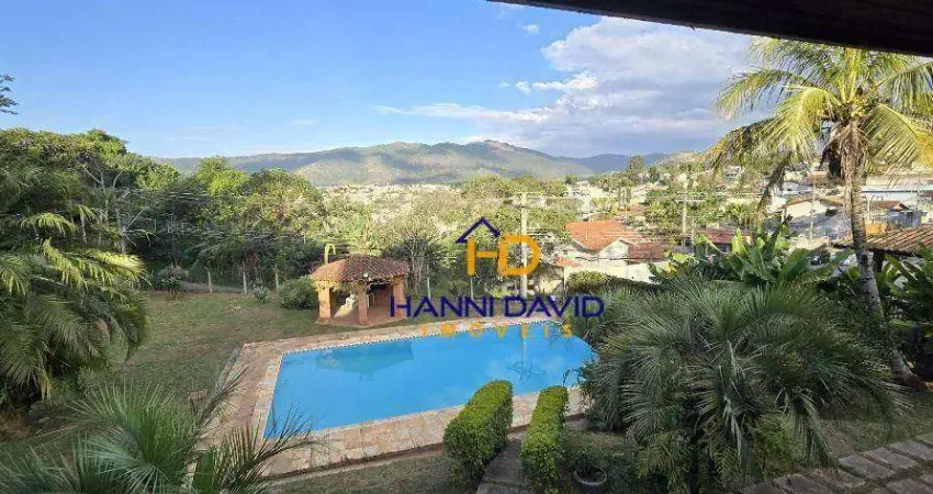 Casa em terreno de 3.593 m², piscina, churrasqueiras por R$ 3.200.000