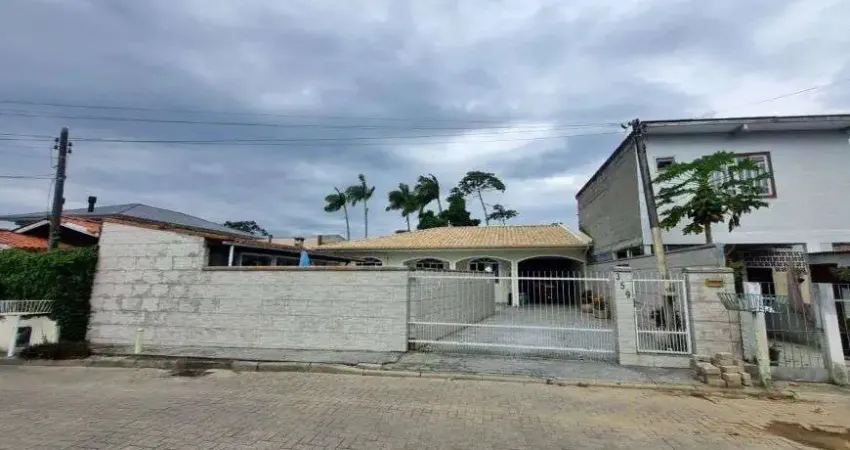 Casa com piscina de 3 quartos semimobiliada com planejados - em Aririú - Palhoça - SC