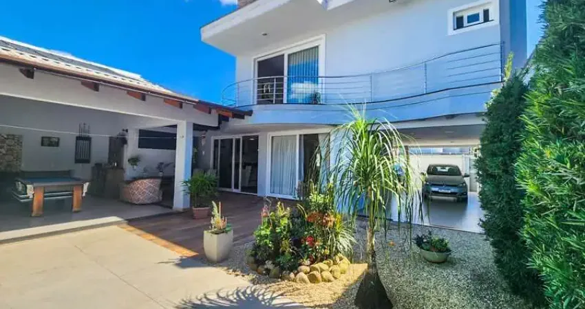 Sobrado de alto padrão, localizado no centro de balneário piçarras