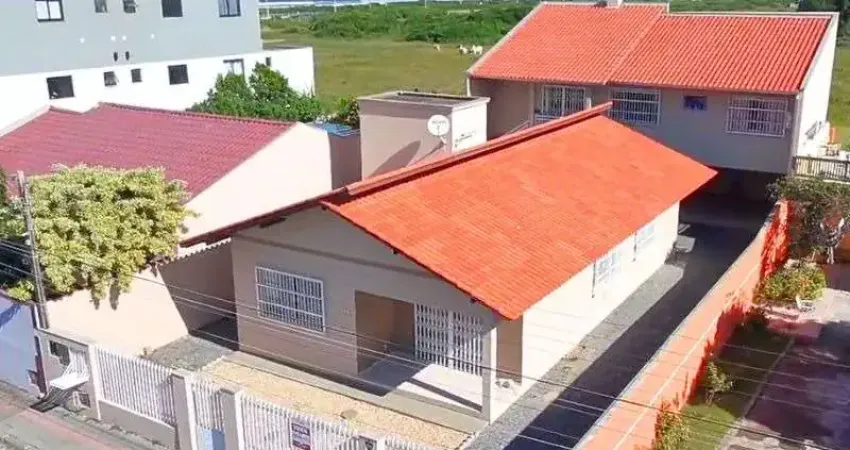TERRENO COM 2 EDIFICAÇÕES INDEPENDENTES A 170 METROS DO MAR, LOCALIZADO NO BAIRRO MEIA PRAIA