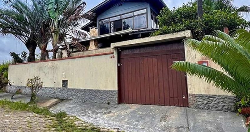 SOBRADO NO CENTRO DE BARRA VELHA COM 03 DORMITÓRIOS SENDO 01 SUÍTE