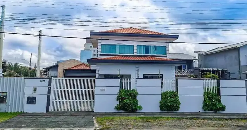 EXCELENTE SOBRADO NO CENTRO, FRENTE MAR COM 03 DORMITÓRIOS SENDO 02 SUÍTES, ÓTIMO ESPAÇO DE TERRENO!!