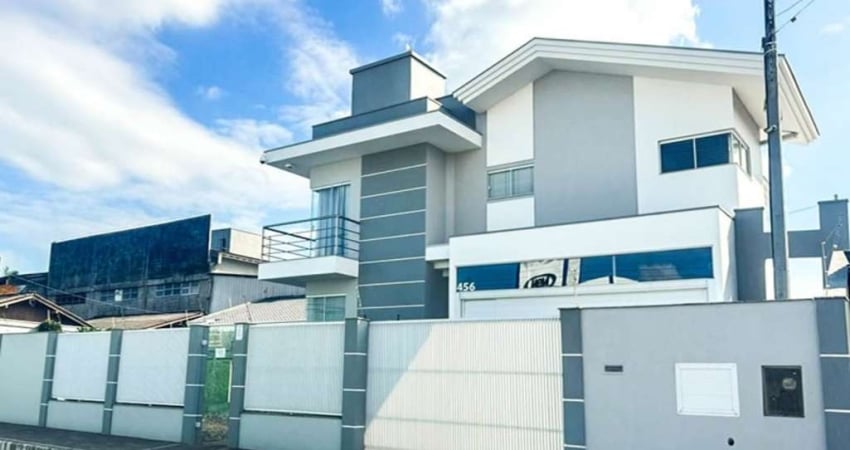 SOBRADO DE ALTO PADRÃO - LOCALIZADO EM ITAJAI - MOBILIADO  COM 585 m² DE TERRENO.