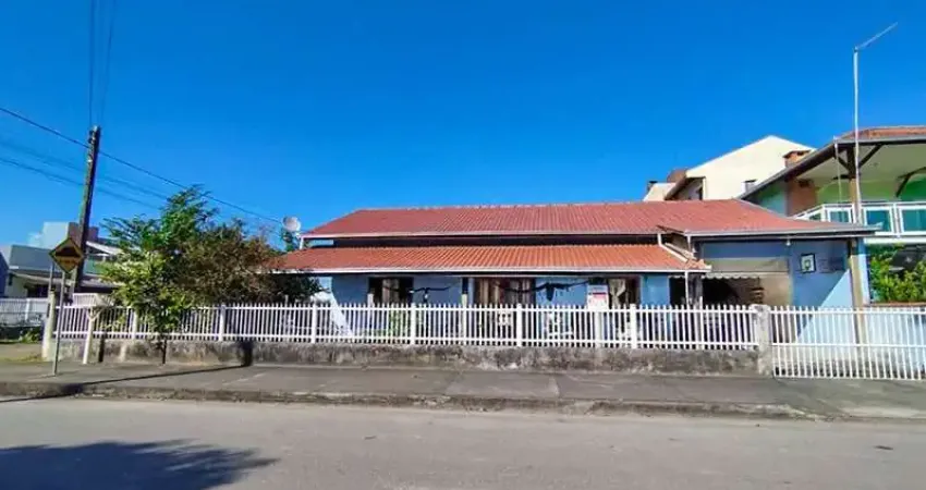 EXCELENTE CASA DE ESQUINA COM AMPLO TERRENO MEDINDO 342,00m² TOTAL