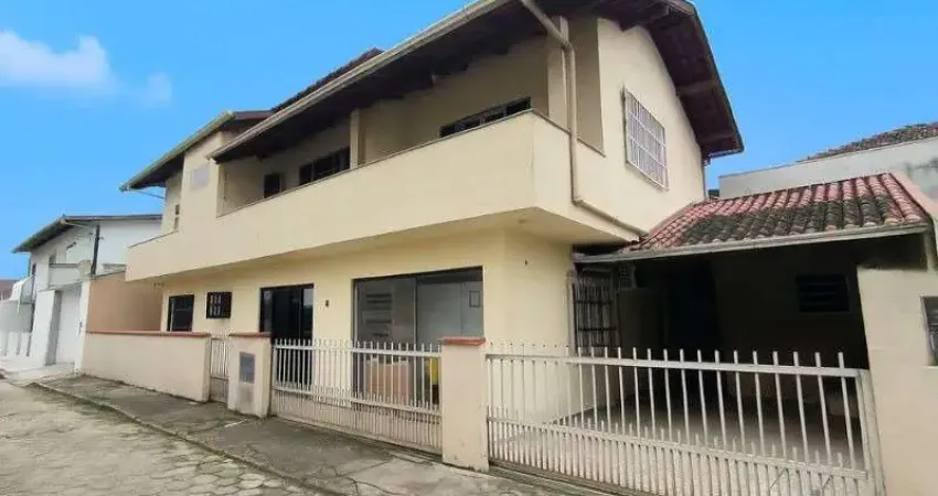 Excelente sobrado a 125 metros da praia no centro de navegantes!!