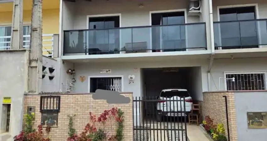 Excelente sobrado geminado averbado, em balneário piçarras!