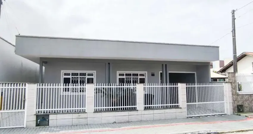 Casa para Venda em Navegantes, Centro, 5 dormitórios, 1 suíte, 2 banheiros