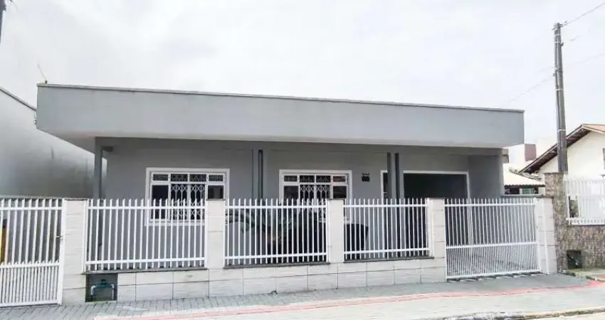 Excelente imóvel no centro de navegantes com 05 dormitórios sendo 01 suíte!!