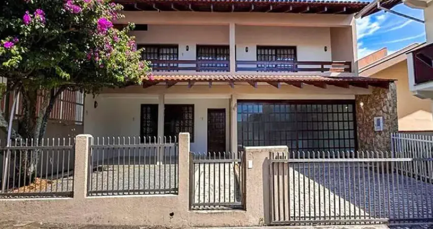 Excelente sobrado averbado no centro de barra velha com 269,92 m² privativos!!