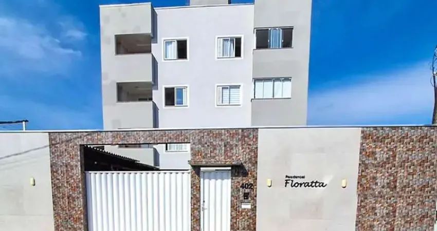 Apartamento 2 quartos com suíte, 400m da praia e ao lado do comércio e serviços