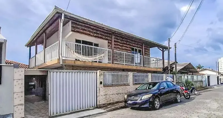 Sobrado averbado com 04 dormitórios no centro de navegantes.