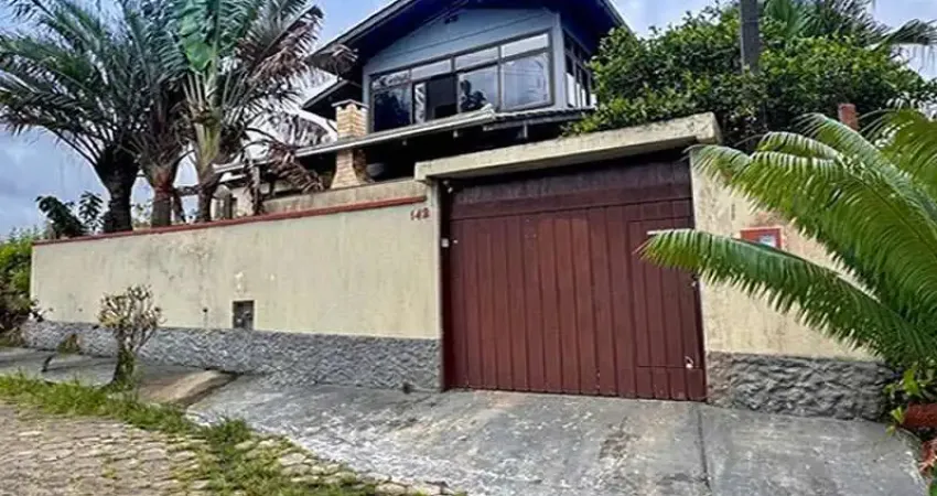 Sobrado no centro de barra velha com 03 dormitórios sendo 01 suíte