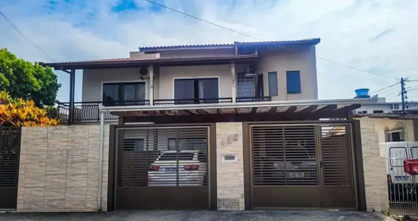 Sobrado versátil para venda com ótimo potencial para gerar renda, com sala comercial.