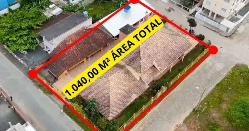 Excelente imóvel de esquina com 4 lotes totalizando 1.040,00 m² de área total!!