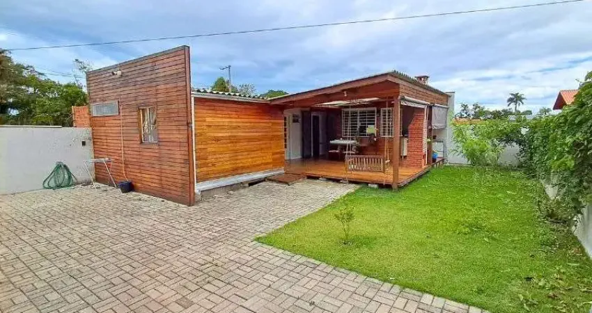 Casa com excelente espaço de terreno localizado no bairro nova barra velha