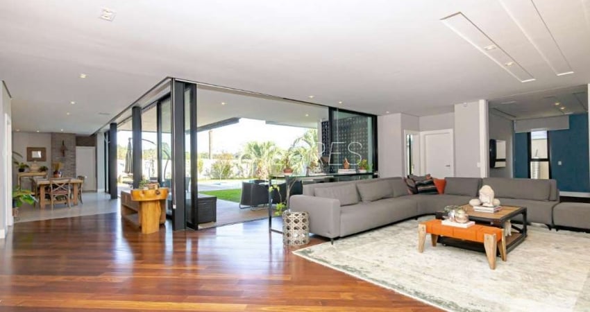 Casa em condomínio com 603.38 m², 5 quartos sendo 5 suítes à venda no bairro Santa Felicidade.