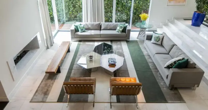 Casa de condomínio com 556 m², 5 quartos sendo 3 suítes à venda no bairro Campo Comprido.