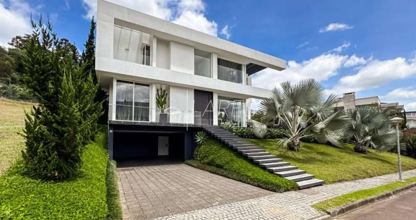 Casa de condomínio com 460 m², 3 quartos sendo 3 suítes, piscina e elevador!