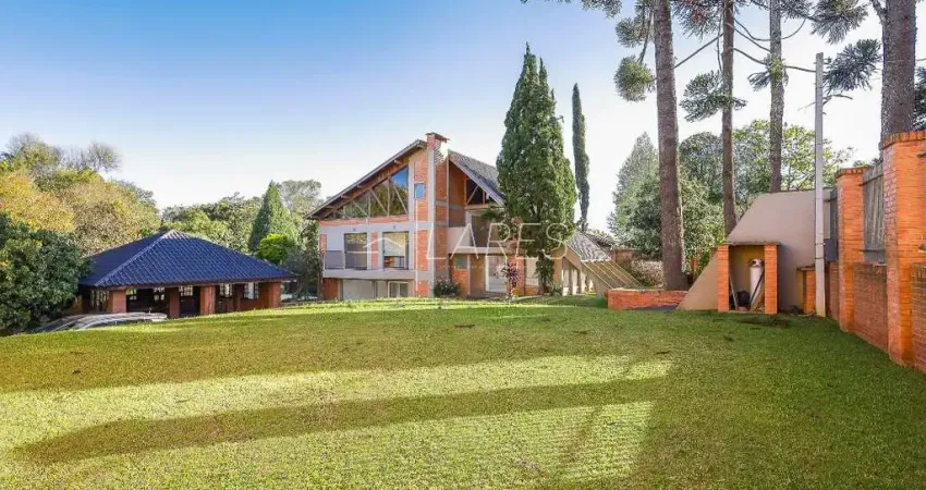 Casa com terreno de 2050 m²,  4 quartos sendo 2 suítes no barreirinha.