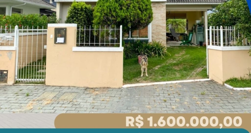 Casa Residencial em terreno de 358 metros quadrados - Campeche -3 quartos sendo uma suíte.
